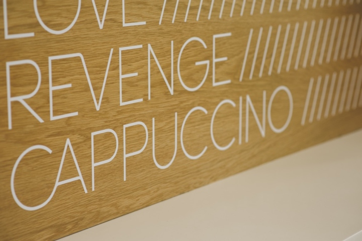 Надпись на поверхности кофейни Love Revenge Cappuccino в Кейптауне