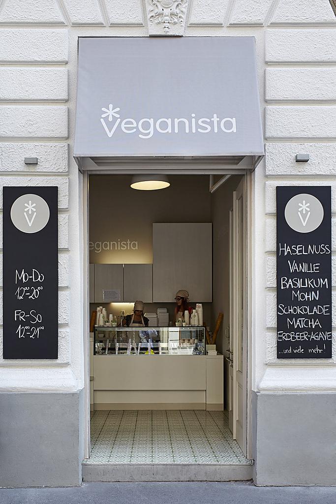 Респектабельный интерьер магазина мороженого Veganista
