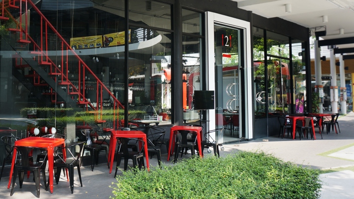 Уличные столики бара-ресторана 2For в Таиланде