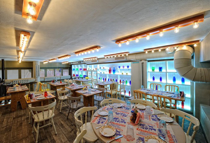 Стеклянная витрина с декоративными бутылками ресторана 50-50 в Греции