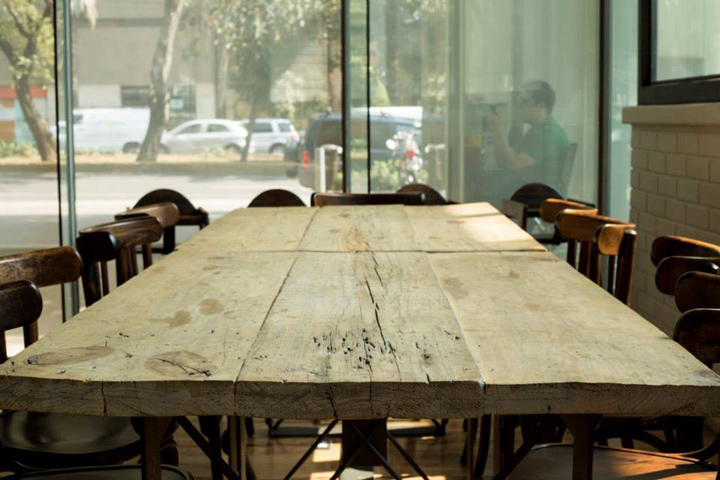 Стол из дерева в кафе