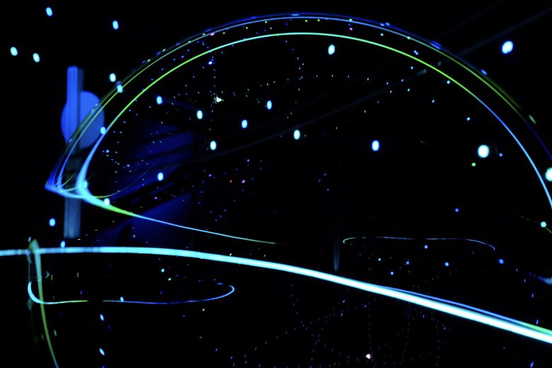 Абстрактная световая инсталляция внутри павильона The Swiss Pavilion at Expo Osaka 2025