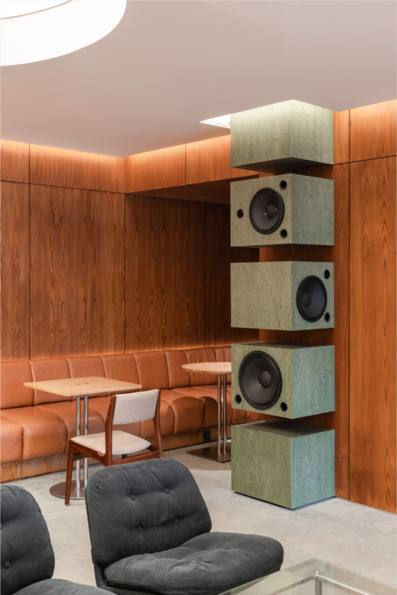 Акустическая колонна в интерьере кафе TWO THIRDS café