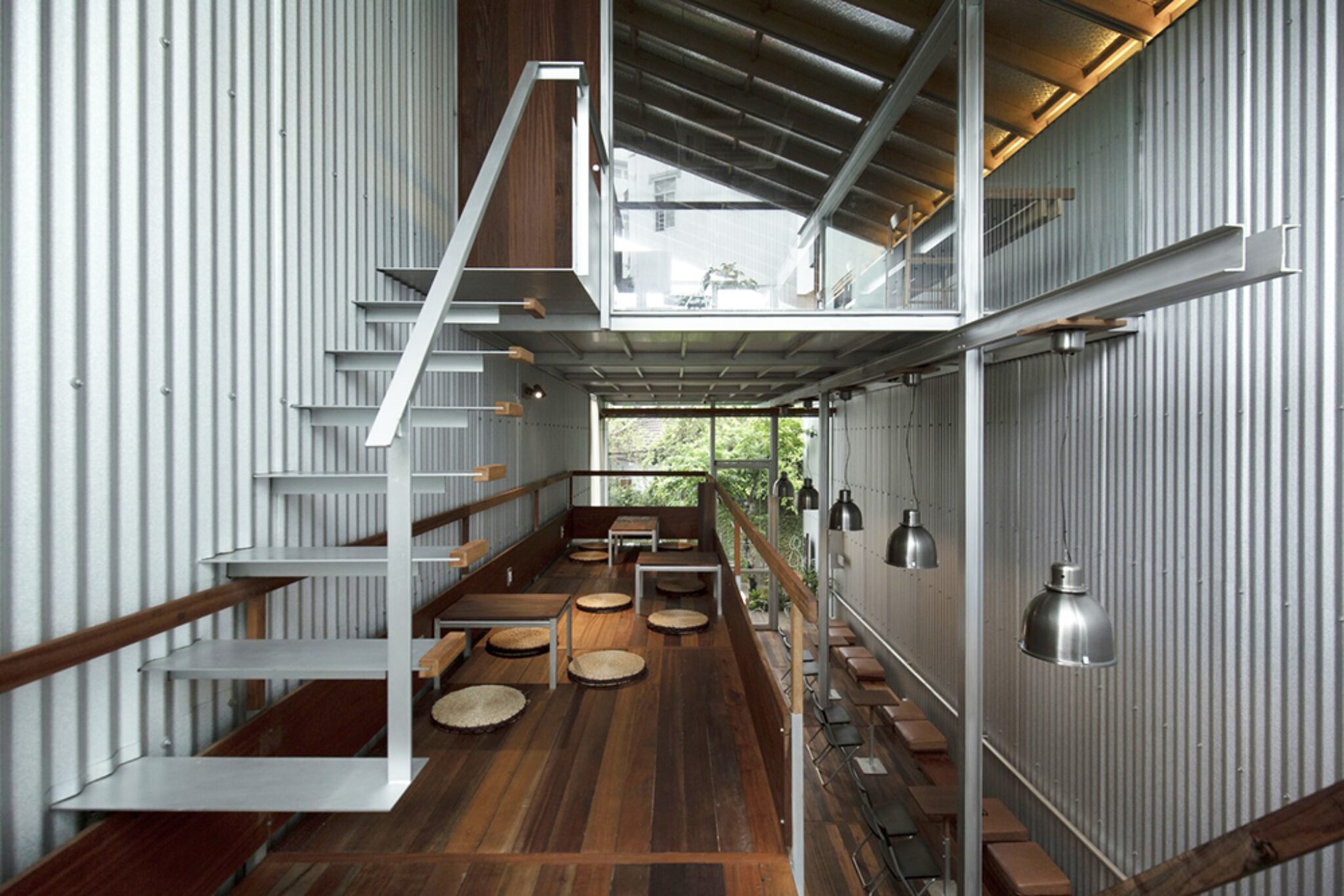 Антресоль с лестницей и посадочными местами Ton Corner Coffee Shop1