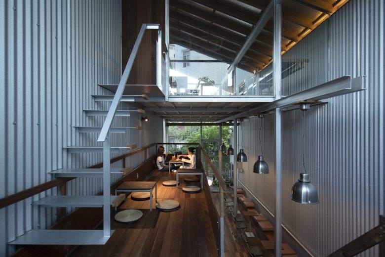 Антресоль с лестницей и посетителями Ton Corner Coffee Shop