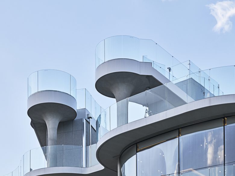 Архитектурная деталь фасада с террасами Rose Mary Cafe