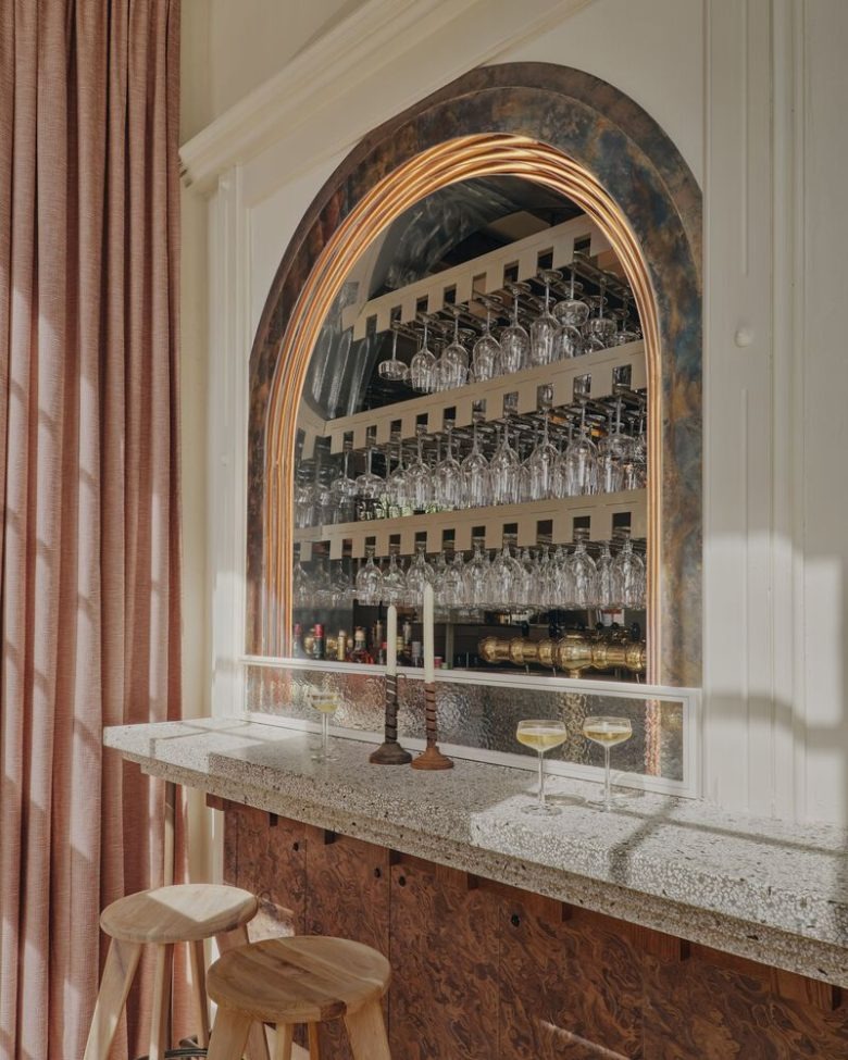 Арочное окно бара с подвесными бокалами Hotel Rumour