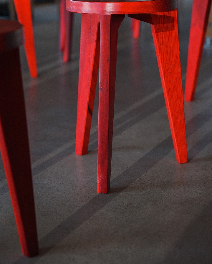 Красные стулья в ресторане