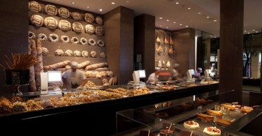 Великолепная пекарня Agias Sofias в стиле минимализма с деревянной печью построена в Салониках