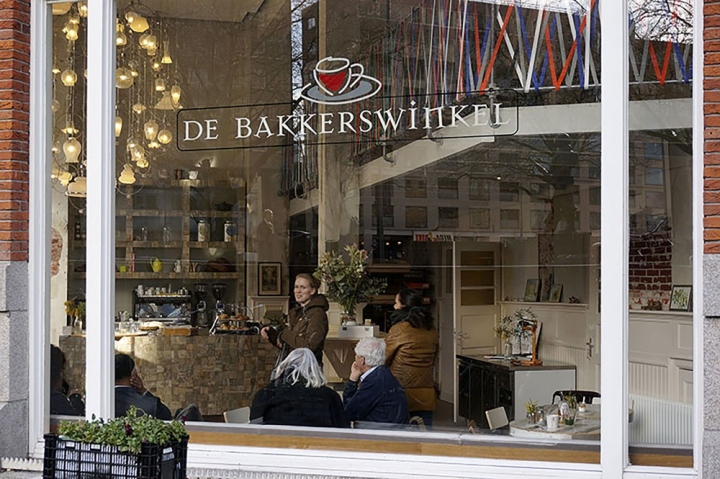 Витрина кафе Bakkerswinkel в Роттердаме