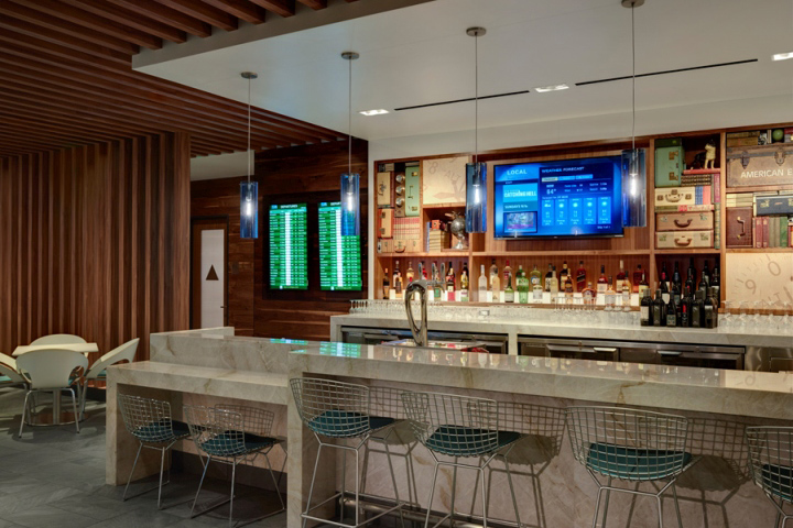 Мраморная барная стойка в баре American Express Centurion Lounge в Калифорнии