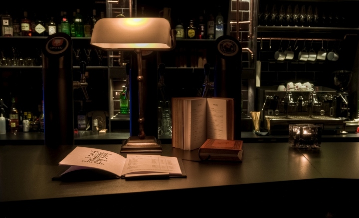 Подвесной светильник в баре