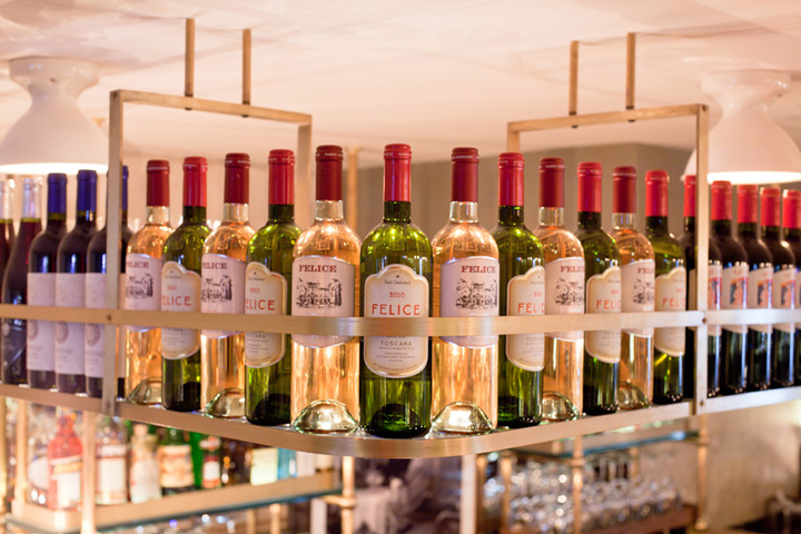 Разнообразие вин в баре