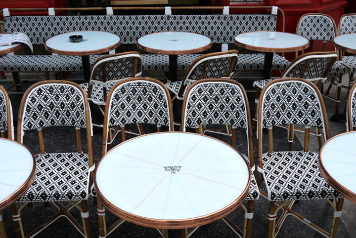 Красивая обивка стульев бара Les enfants de la balle в Париже