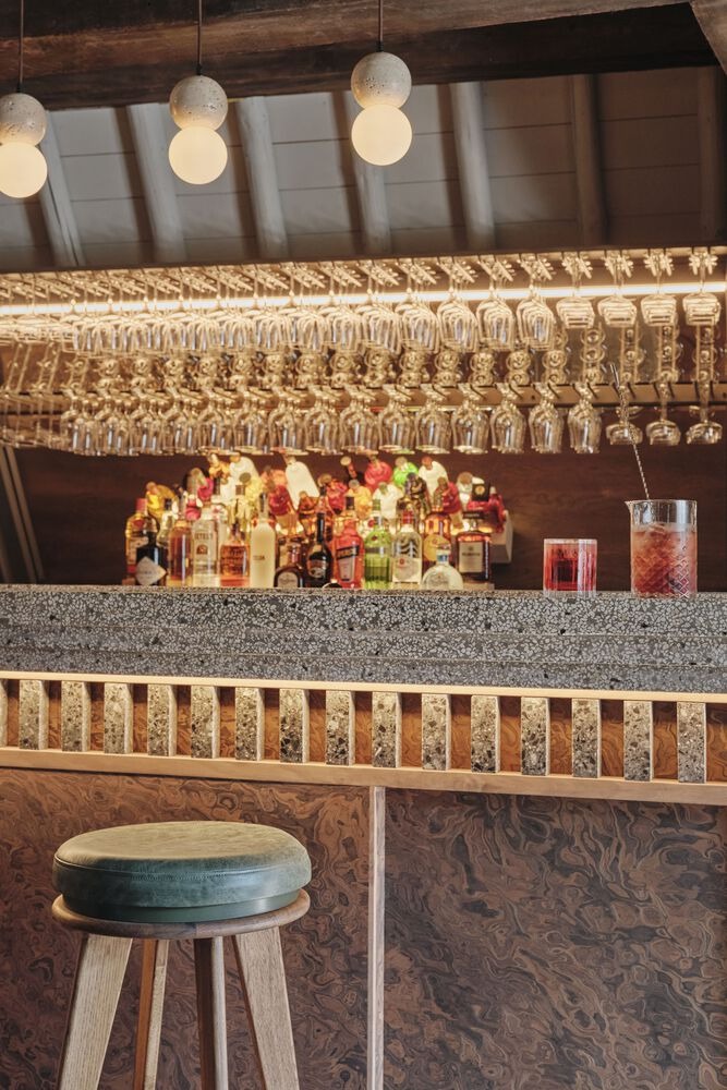Бар с подвесными бокалами и напитками крупным планом Hotel Rumour