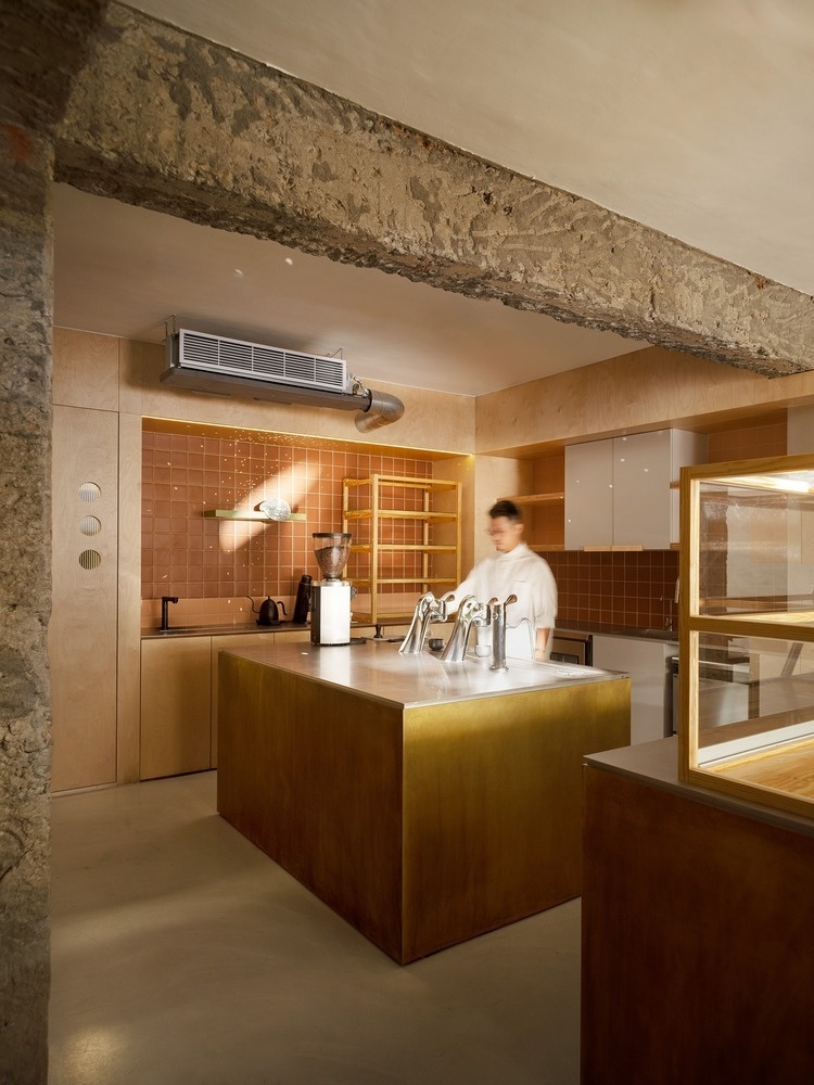 Бариста за приготовлением кофе Peckish Bakery