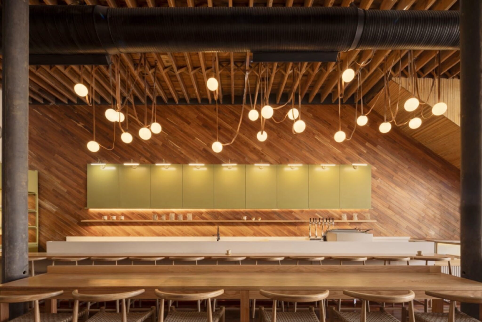 Барная стойка и подвесные светильники Espacio Cafetero