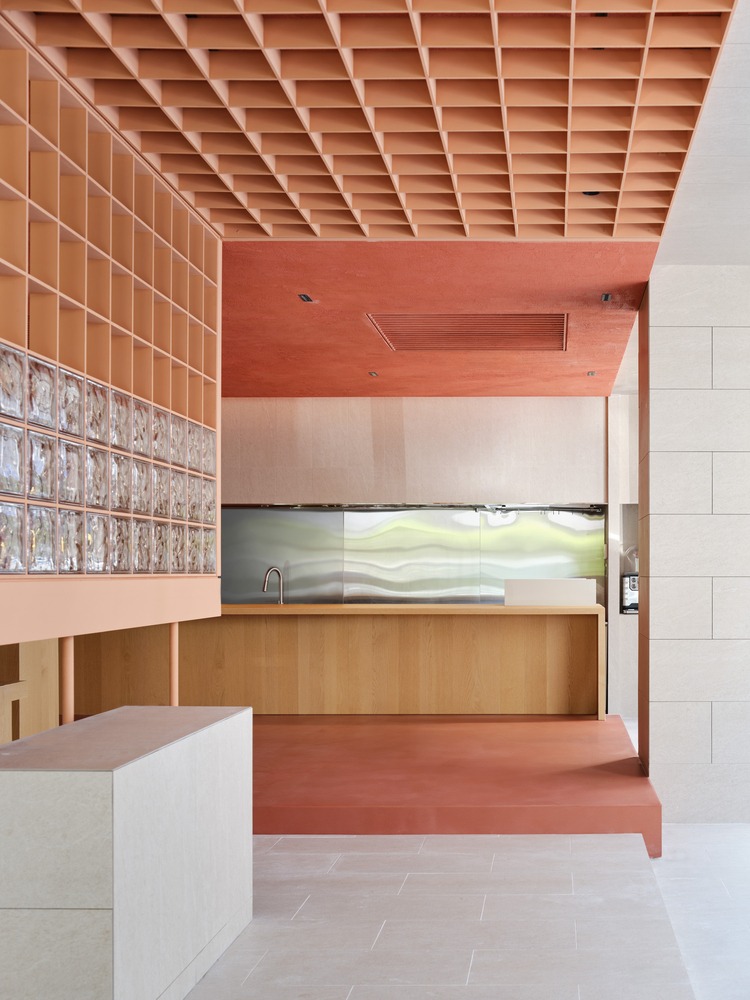 Барная стойка и потолок с ячеистой структурой Sijul Restaurant