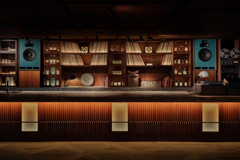 Барная стойка и ретро витрины у стены The Kissaten bar