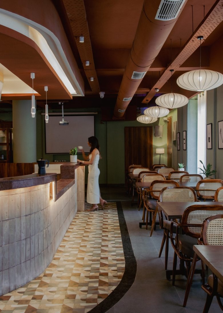 Барная стойка и ряд столиков с освещением Sidewalk Bakehouse and Cafe