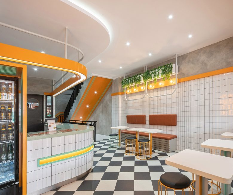 Барная стойка и витрина кафе TATER TRADER