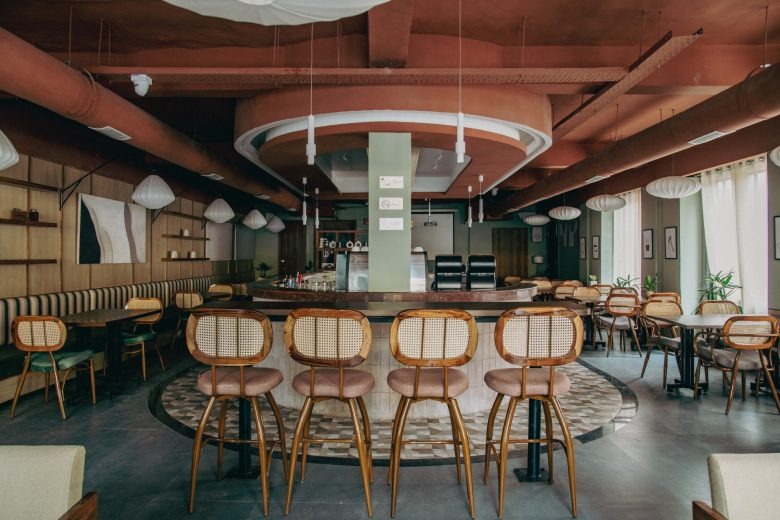 Барная стойка с ротанговыми стульями Sidewalk Bakehouse and Cafe