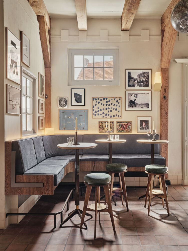 Барная стойка с табуретами и текстурированной отделкой Hotel Rumour