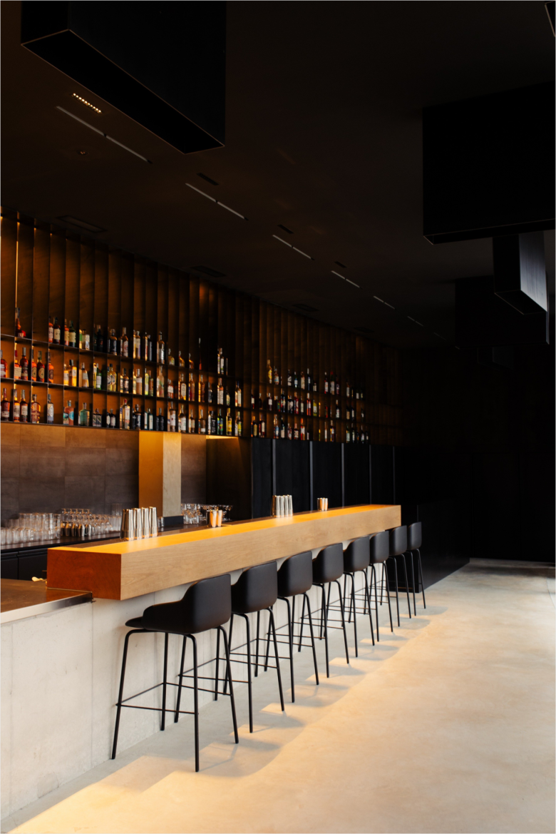 Барная стойка с высокими стульями Lubna restaurant