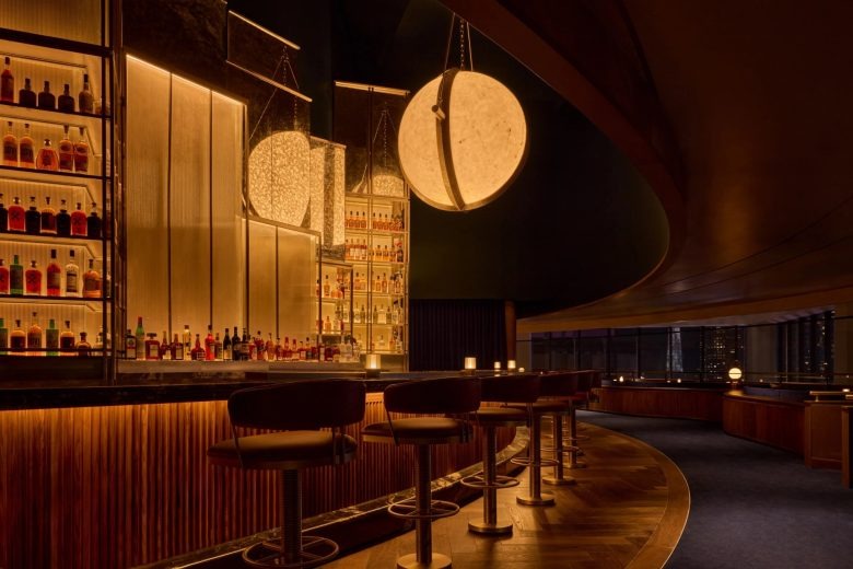 Барная стойка с высокими стульями The View restaurant