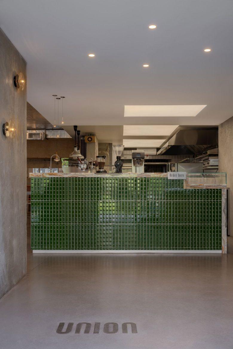 Барная стойка с зеленой плиткой union bistro