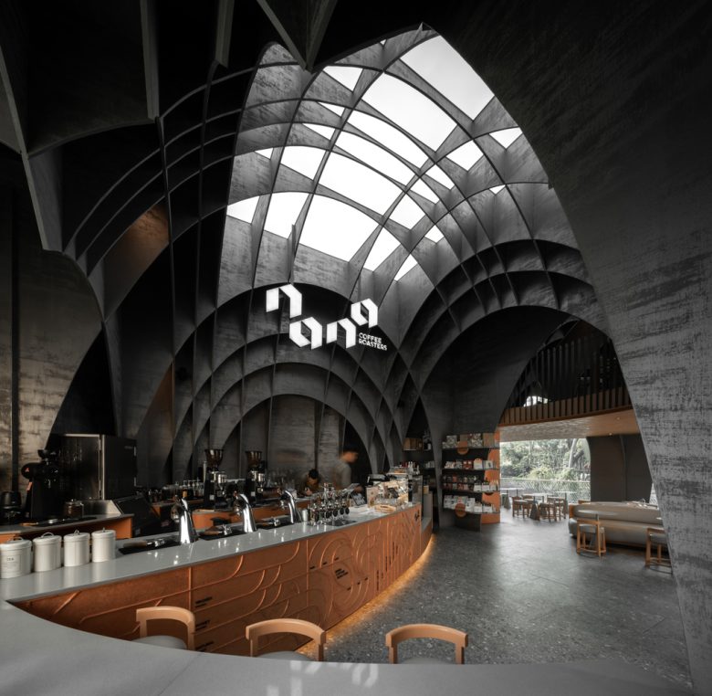 Барная зона Nana Coffee Roasters с витриной