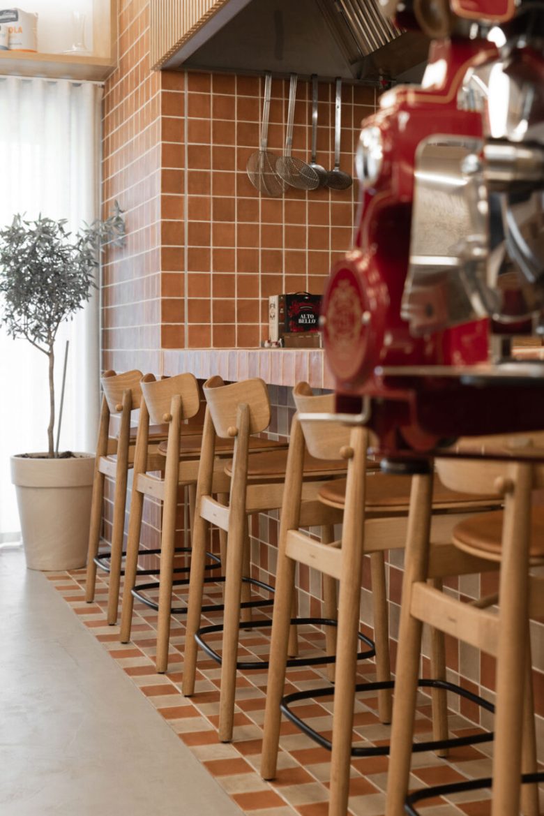 Барная зона Pizza Academy Bidfood с высокими стульями