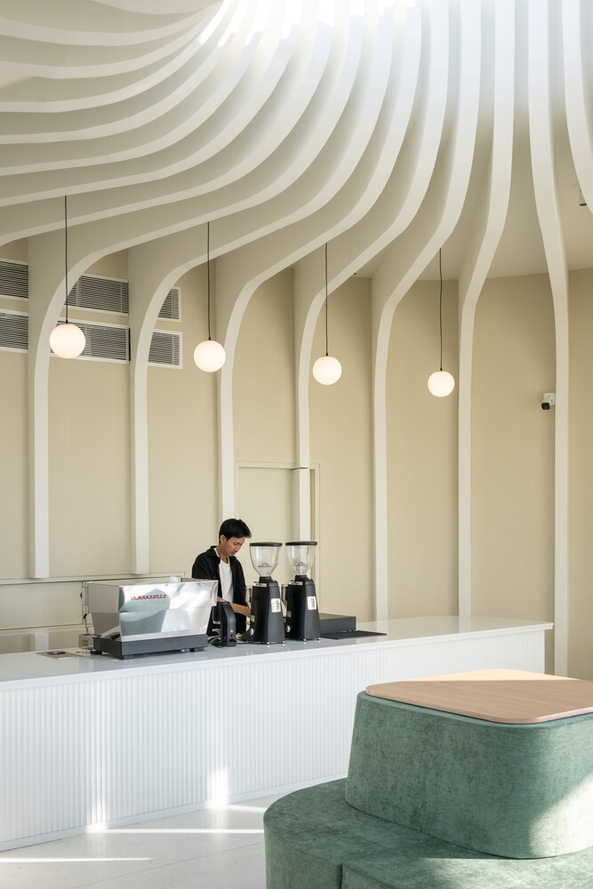 Барная зона и потолочная пластика Curvy Dining