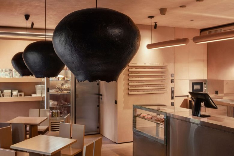 Барная зона и витрина с выпечкой Kofan Coffee Shop