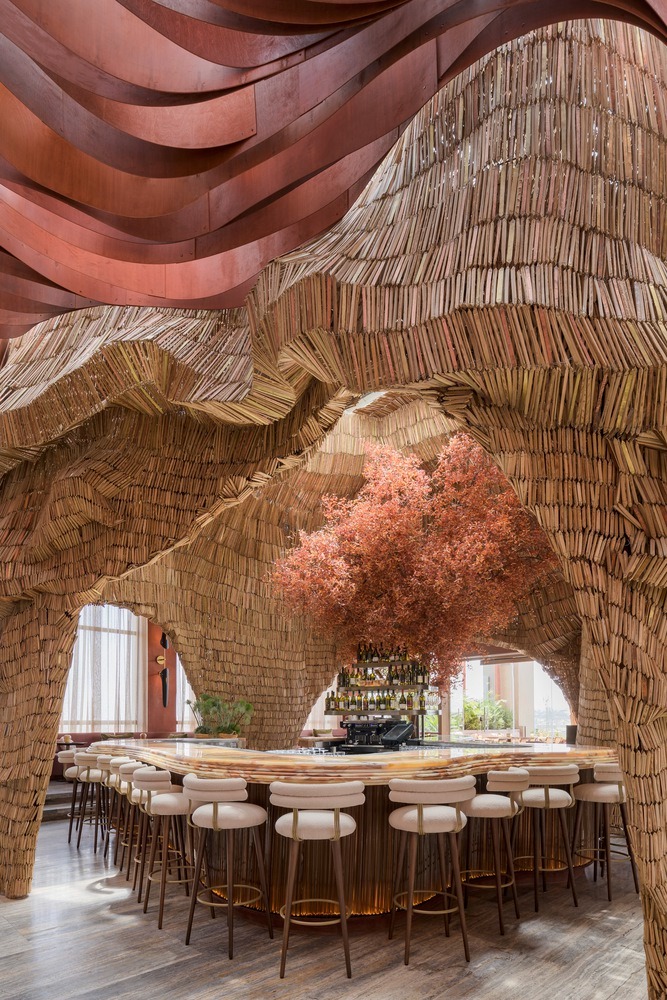 Барная зона под аркой из дерева Lucida Restaurant and Bar