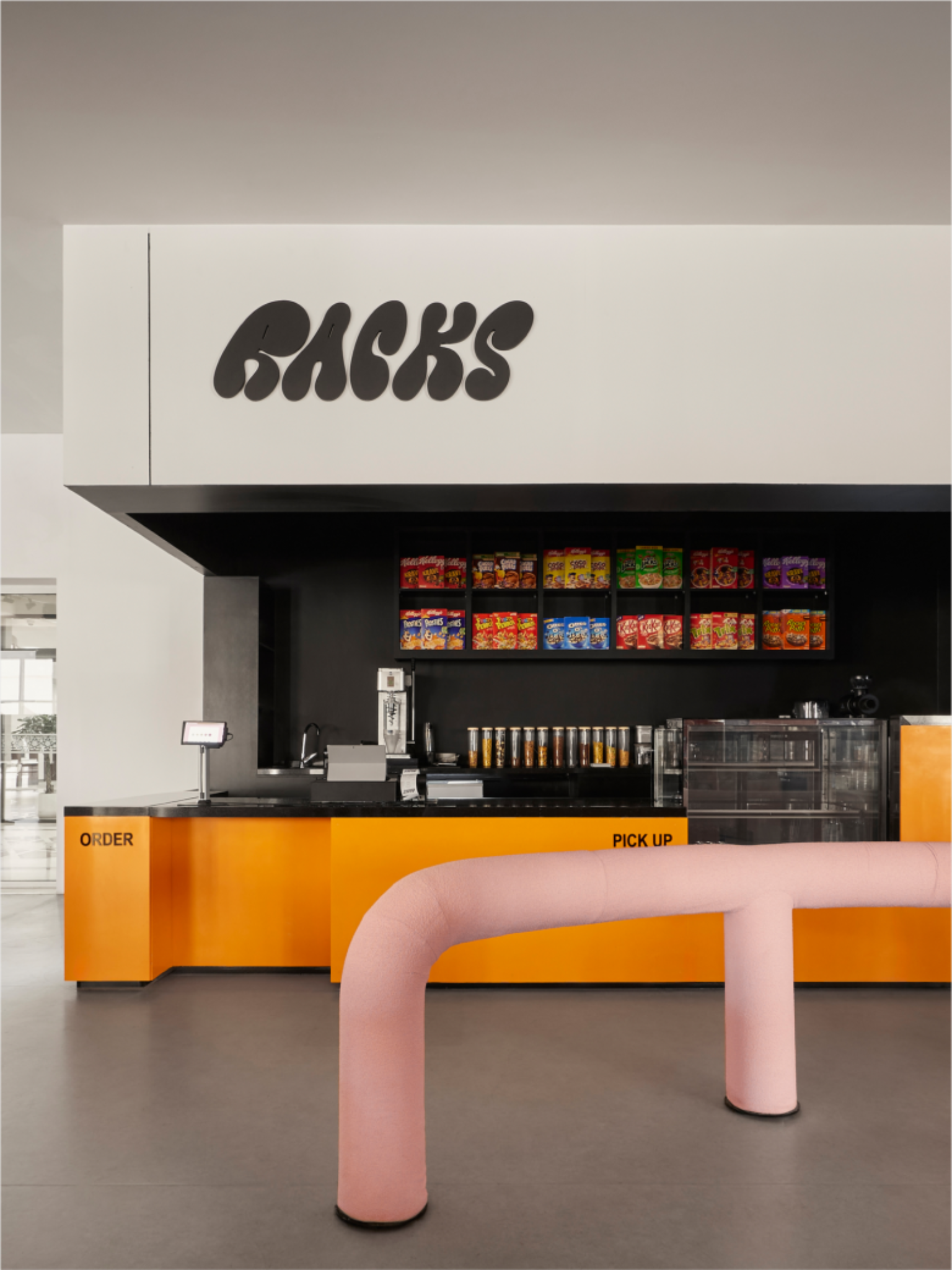 Барная зона с кассой и яркой стойкой RACKS café