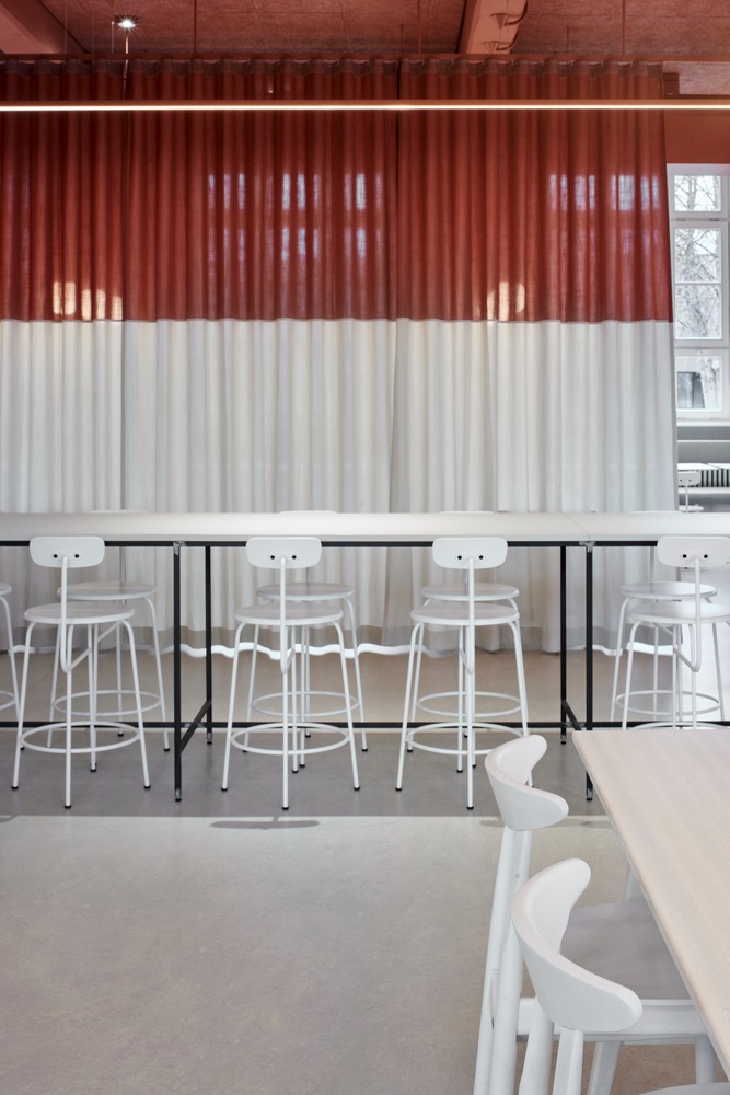 Барная зона с красно-белыми шторами и высокими стульями Hans & Werner