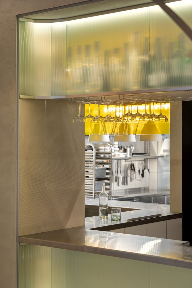 Барная зона с подсветкой и бокалами Māsa