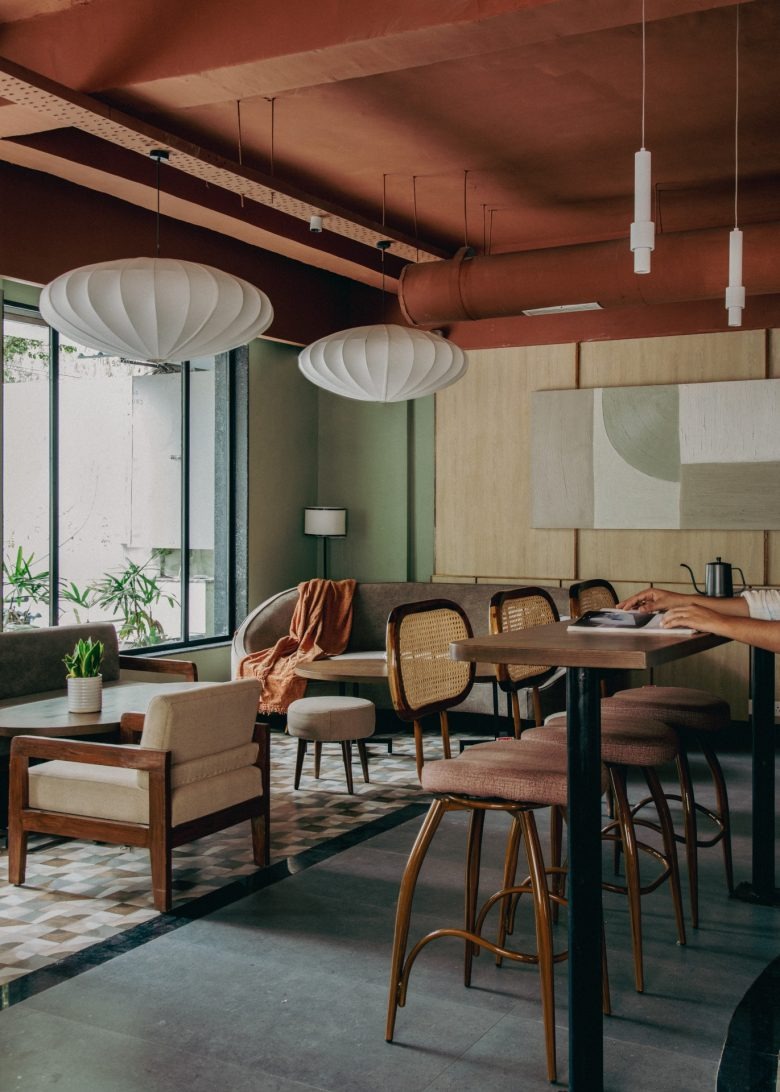 Барная зона с подвесными светильниками и посадкой Sidewalk Bakehouse and Cafe