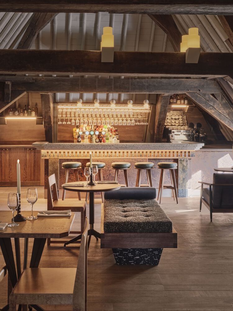 Барная зона с табуретами и освещением Hotel Rumour