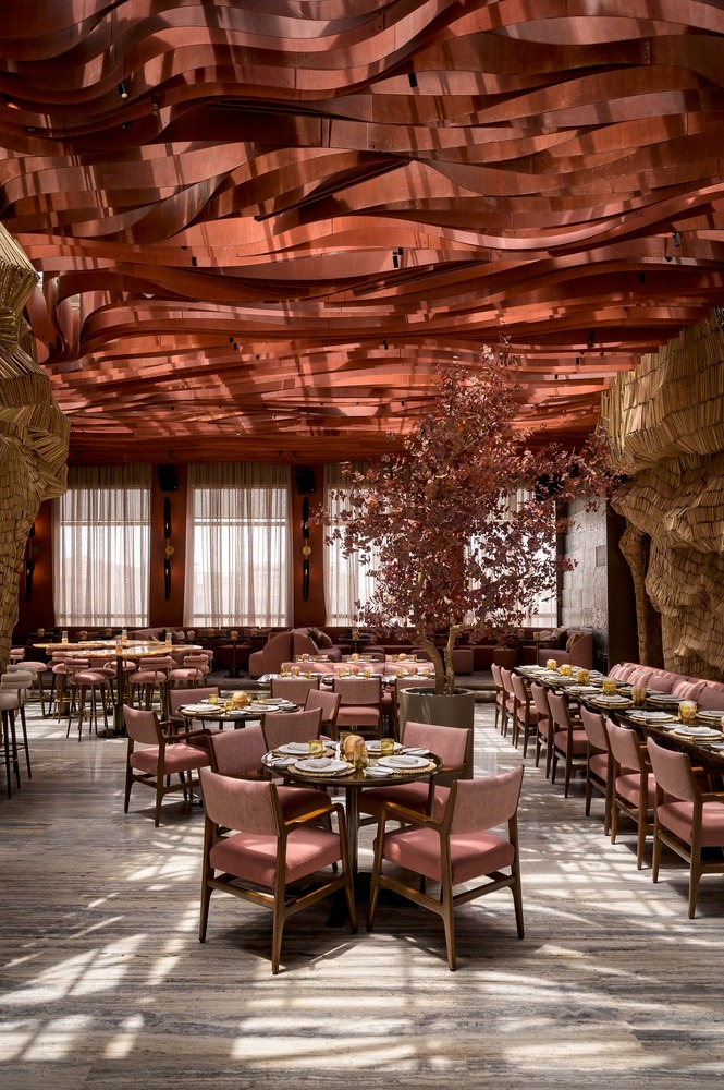 Барная зона с высокими столами Lucida Restaurant and Bar