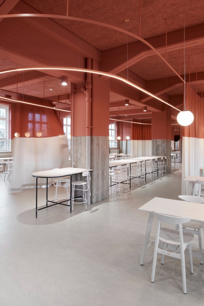 Барная зона с высокими столами и мягким освещением Hans & Werner