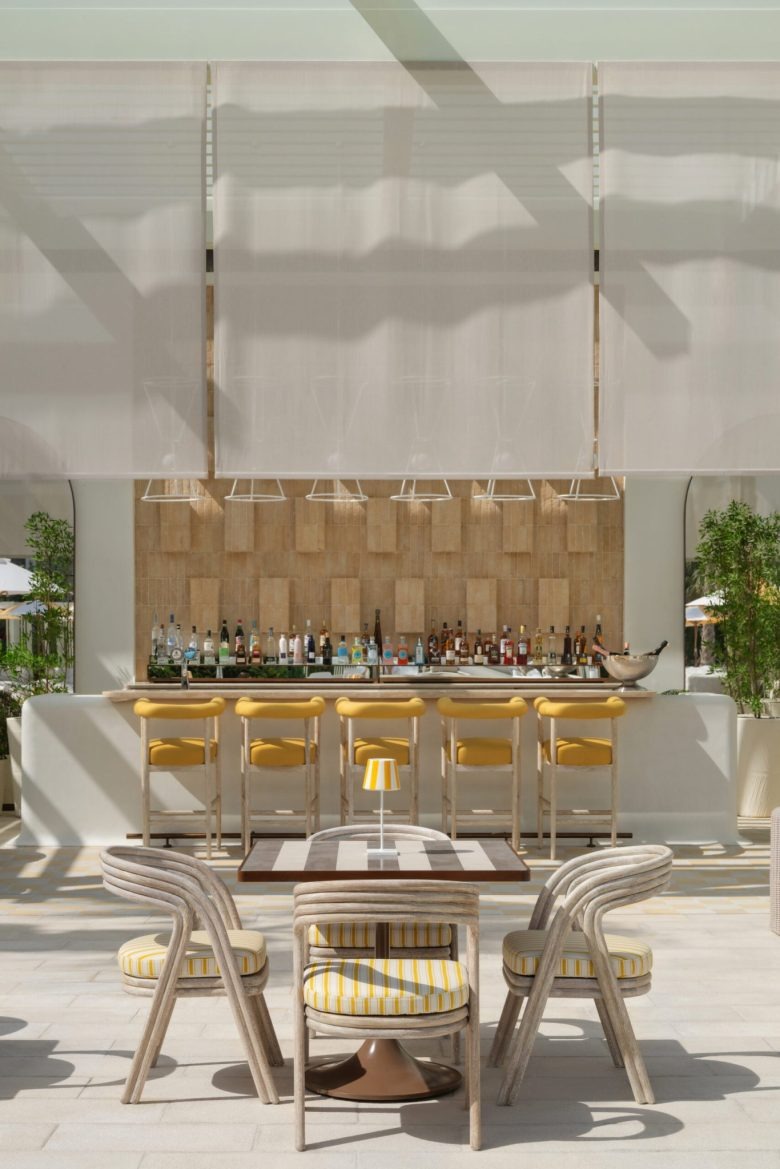 Барная зона с высокими стульями Delano Dubai hotel