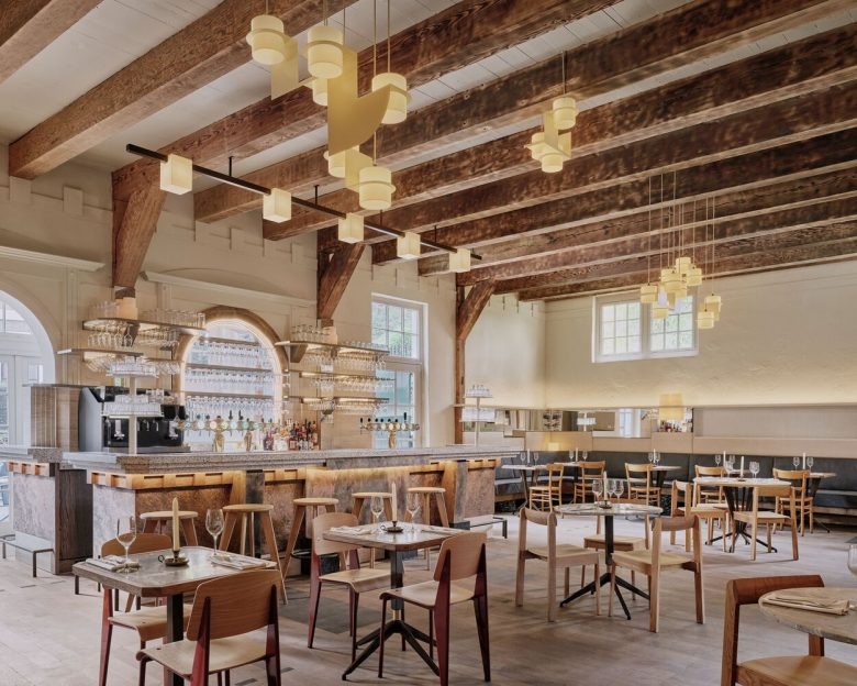 Барная зона с высокими стульями и освещением Hotel Rumour