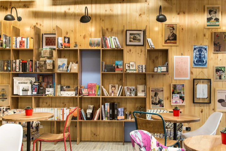 Деревянная стеновая панель в книжном кафе