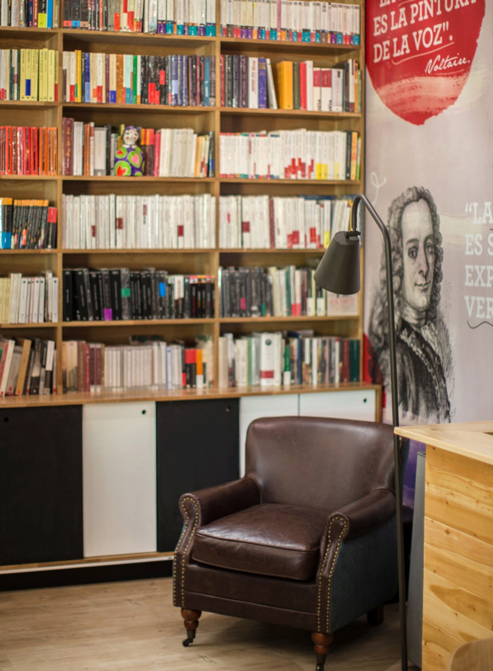 Кожаное кресло в углу книжного кафе