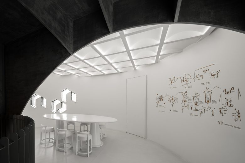 Белый зал кофейни Nana Coffee Roasters с общим столом