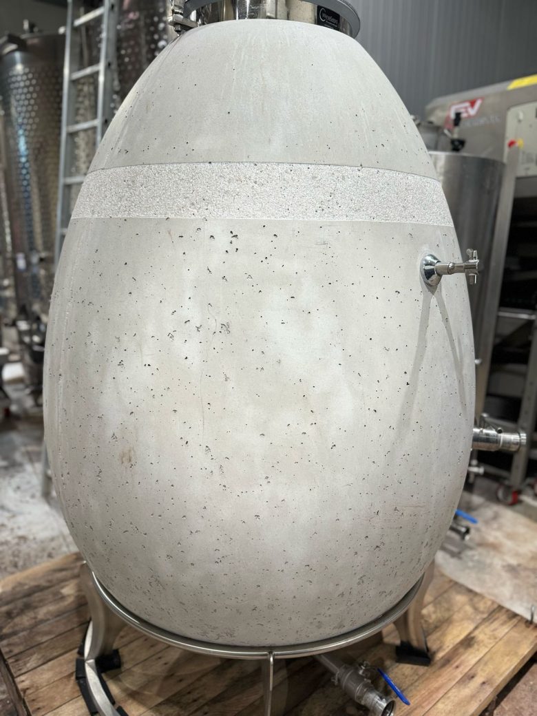 Бетонная емкость для ферментации вина Morokanella Fermented in Concrete Egg