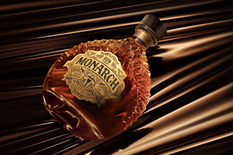 Бутылка бренди Monarch на текстурированном фоне