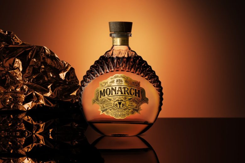 Бутылка бренди Monarch на темном фоне